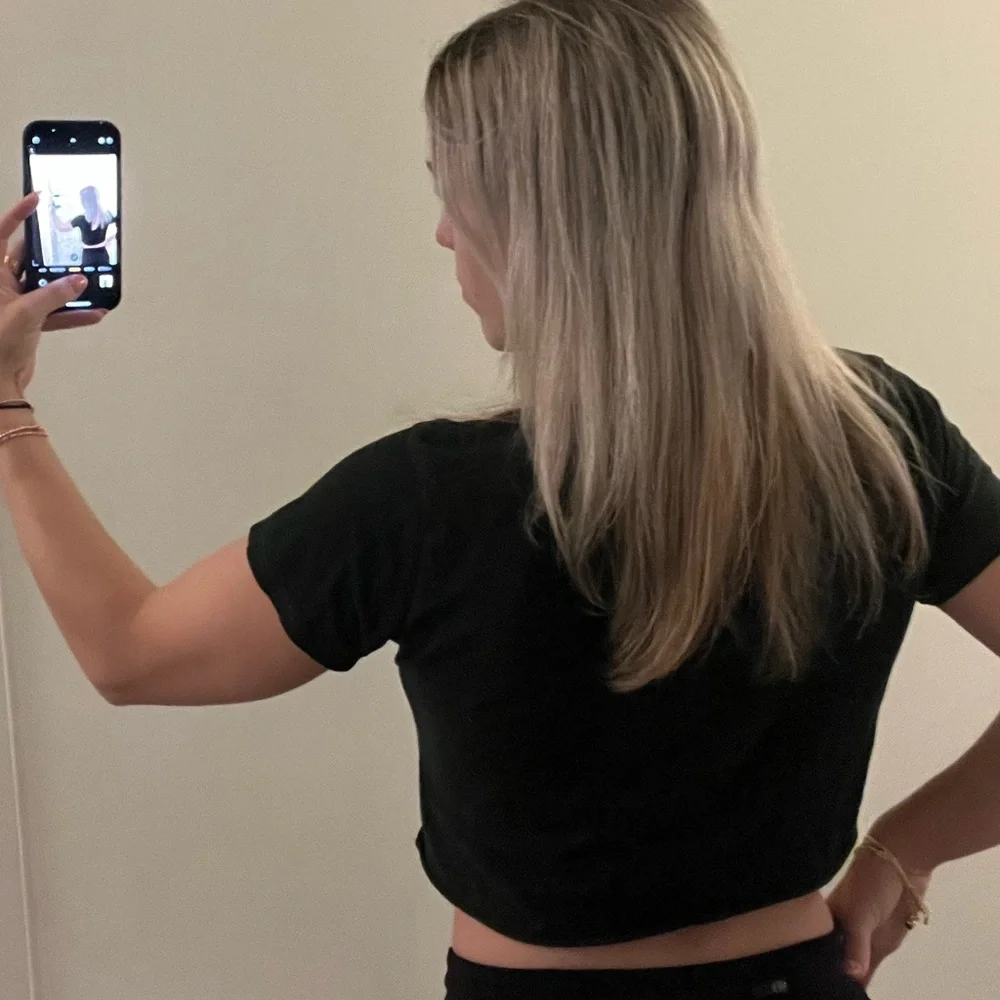 Brandy Melville cropped tee - Picture 4 of 5